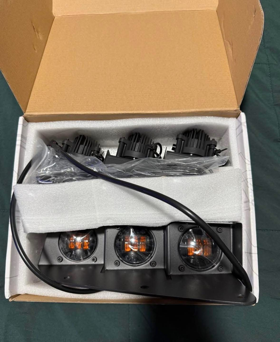 TRIPLE LED FOG LIGHT KIT FOR 2021–2025 FORD BRONCO STEEL MODULAR BUMPERS—BOLT-ON FITMENT WITH WIDE FOG-BEAM OPTICS, BLACKED-OUT OEM+ STYLING, AND IP68 DURABILITY FOR HARSH TRAIL AND WEATHER CONDITIONS.